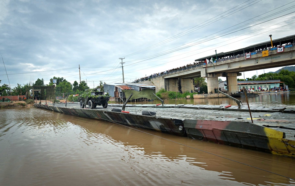 Với ưu điểm ghép nối đơn giản, nhanh chóng, tính cơ động cao, bộ cầu phao PMP được trang bị cho Lữ đoàn Công binh 25 còn có nhiệm vụ ứng cứu bảo đảm giao thông dân dụng khi có tình huống xảy ra.